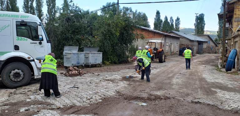 KETENLİ VE YAYLACIK MAHALLELERİNDE YAĞIŞ TARIM ARAZİLERİ SULAR ALTINDA BIRAKTI